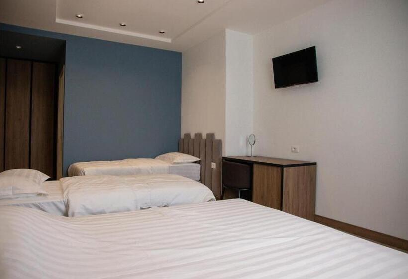 Pokój Czteroosobowy Deluxe, Blini