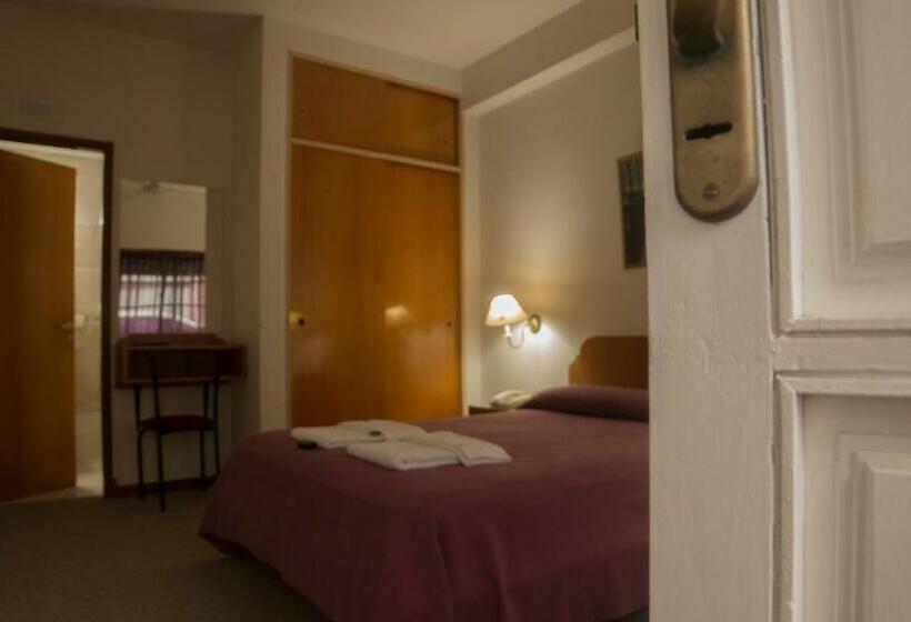 اتاق استاندارد سه نفره, De Cine Las Golondrinas