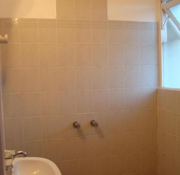 エコノミールーム, De Cine Las Golondrinas