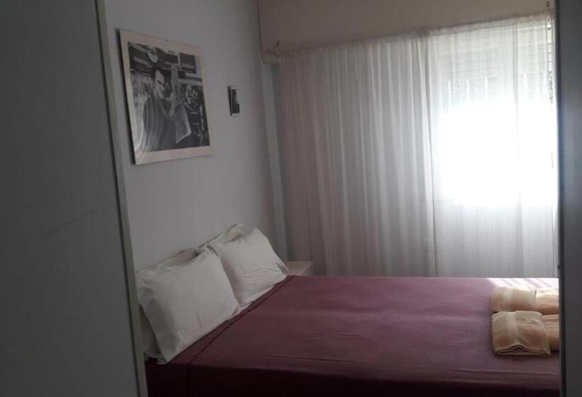 エコノミールーム, De Cine Las Golondrinas