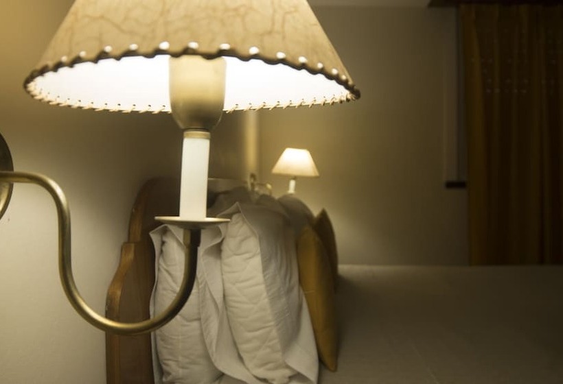 スタンダードルーム, De Cine Las Golondrinas