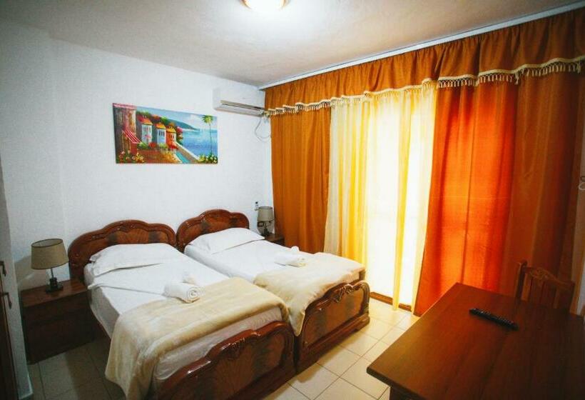 스탠다드 트리플 발코니 룸, Mali I Robit