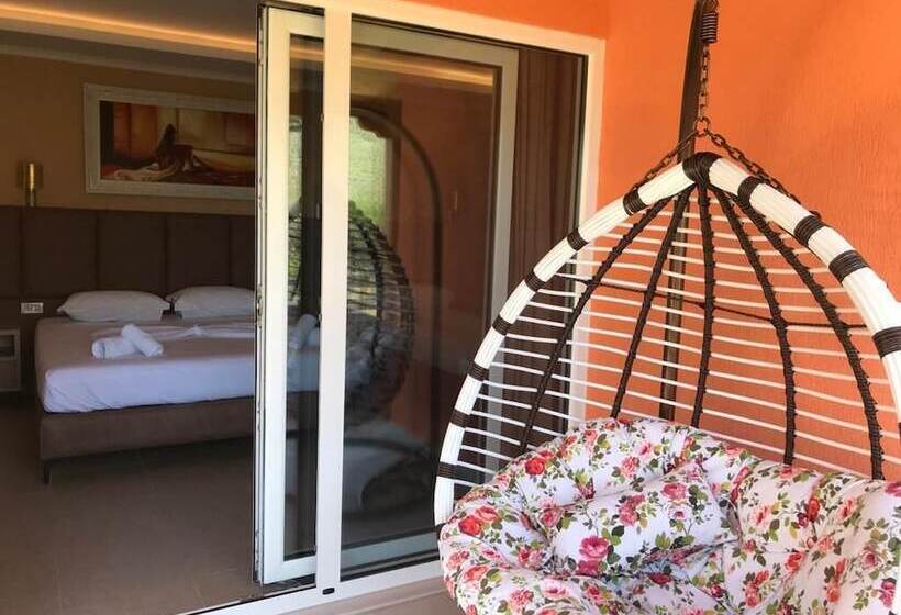 اتاق استاندارد چهار تخته با چشم‌انداز دریا, Karos Hotel Llaman