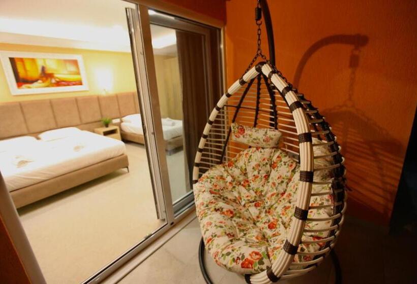 자쿠지 스위트, Karos Hotel Llaman