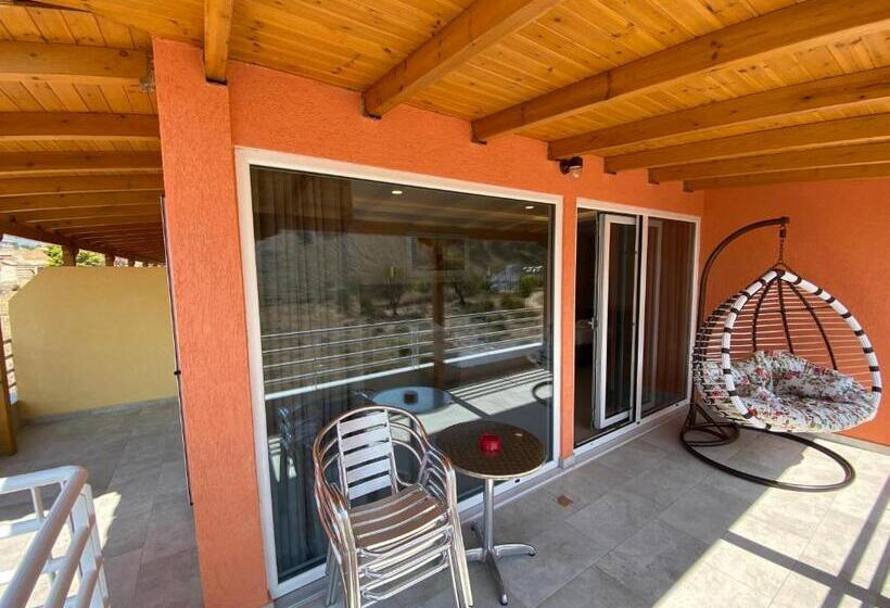 سوئیت با وان آب گرم, Karos Hotel Llaman