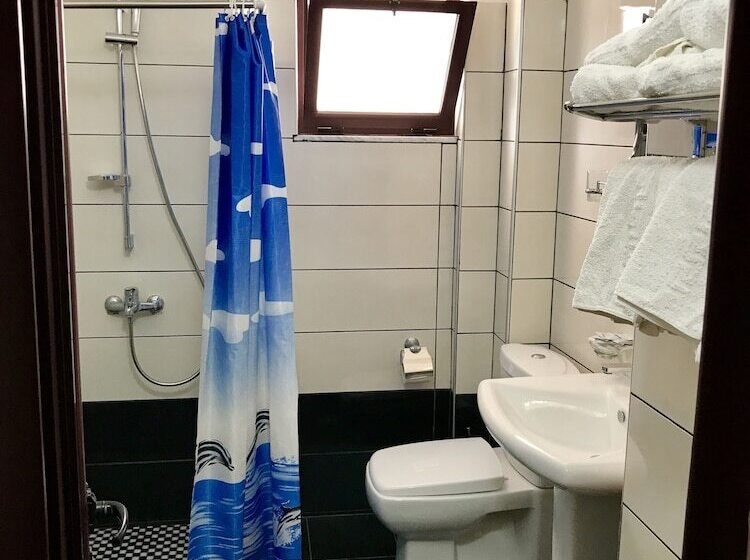 غرفة قياسية ثلاثية مزودة بشرفة, Ramis Hotel & Outdoor Sports Center