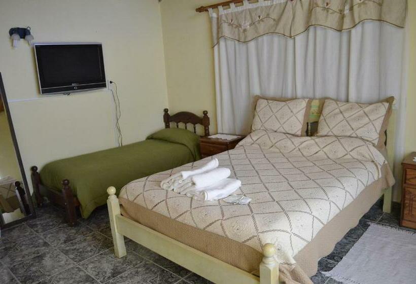 חדר סטנדרט לשלושה עם חדר אמבטיה משוף, B&b Nahuel En Ushuaia