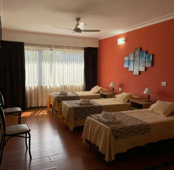 غرفة قياسية ثلاثية, Algarrobo