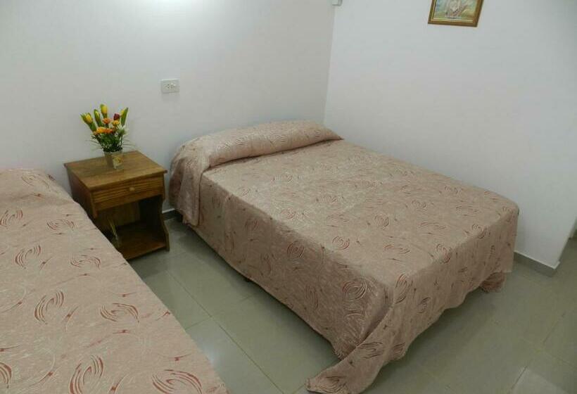 スタンダードトリプルルーム, Colon