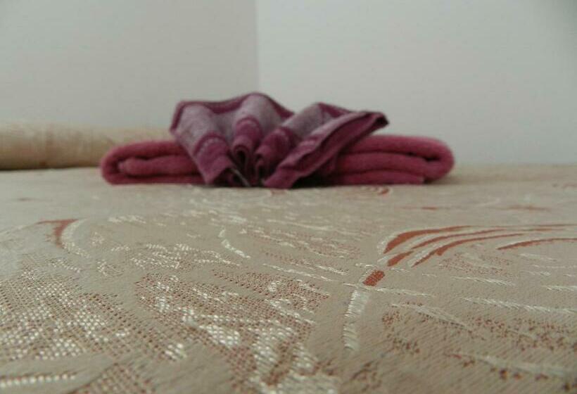 スタンダードトリプルルーム, Colon