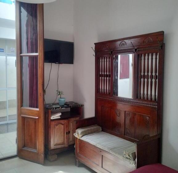 اتاق ساده سه‌ نفره, Minerva