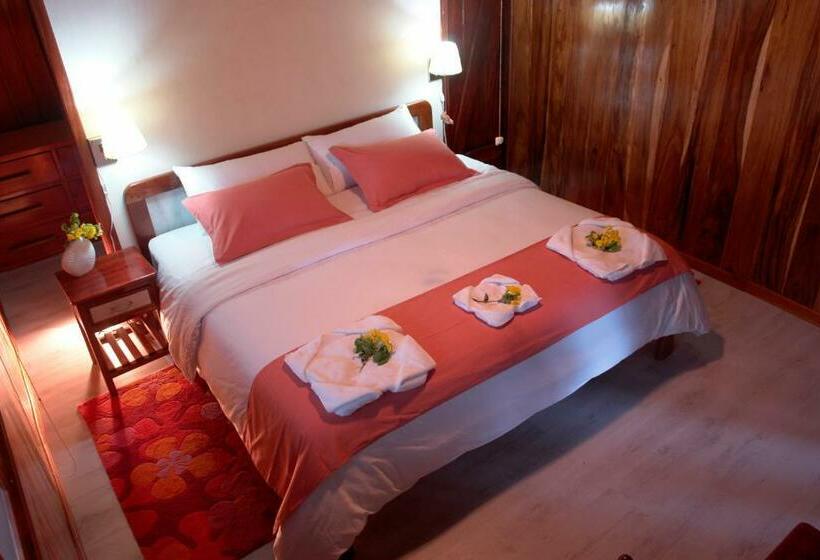 디럭스 룸, The Wooden House