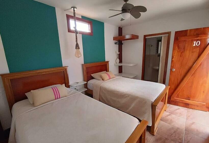 디럭스 룸, The Wooden House