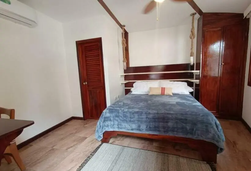 اتاق استاندارد یک نفره, The Wooden House