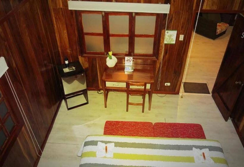 스탠다드 룸 킹사이즈 침대, The Wooden House