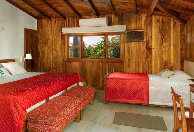 스탠다드 룸 킹사이즈 침대, The Wooden House