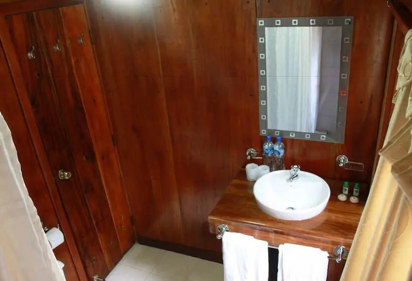 اتاق لوکس, The Wooden House