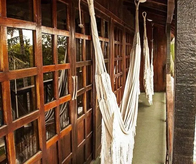 اتاق لوکس, The Wooden House