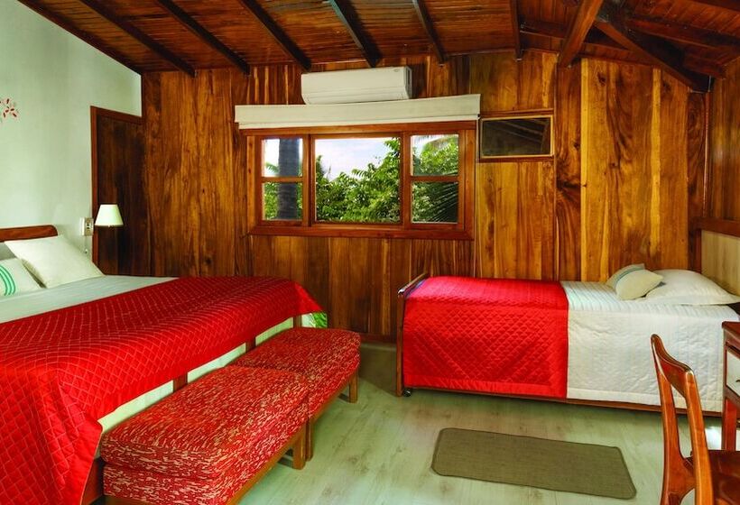 디럭스 룸, The Wooden House