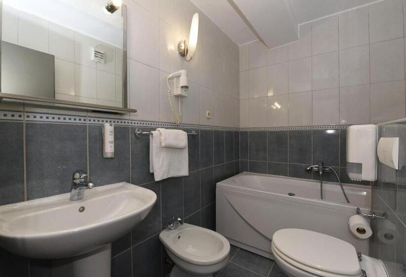 דירת חדר נוף לים, Tolero