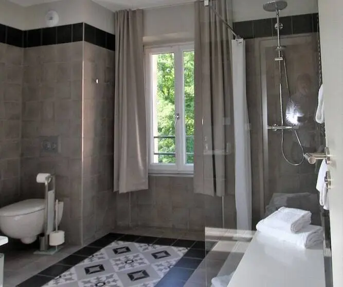 Deluxe Neljän Hengen Huone, Manoir De Montigny