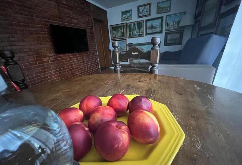 سوئیت جونیور با چشم‌انداز باغ, Enzo’s House