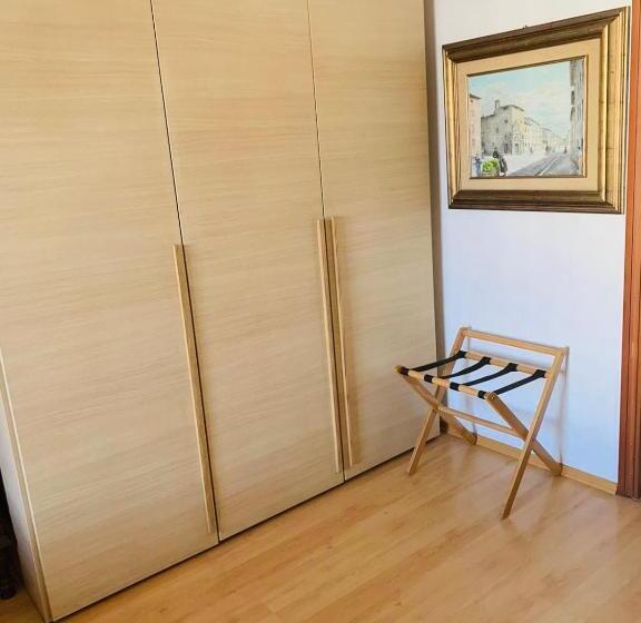 اتاق استاندارد سه نفره, Enzo’s House