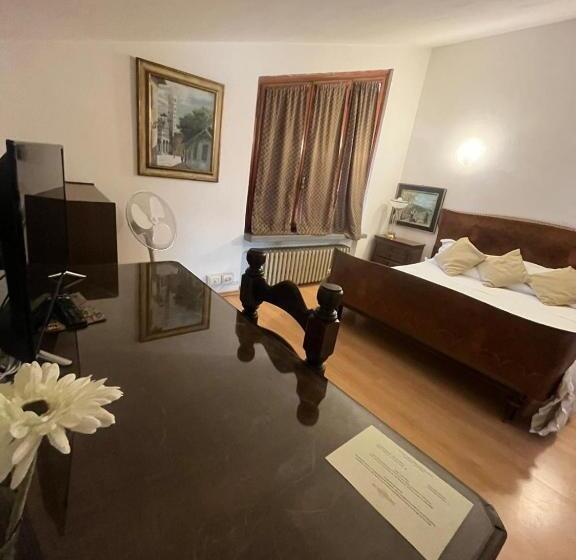 اتاق استاندارد سه نفره, Enzo’s House