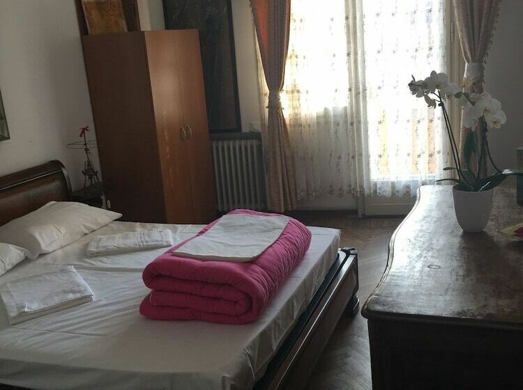 اتاق استاندارد با سرویس بهداشتی مشترک, Ca  Barbaria