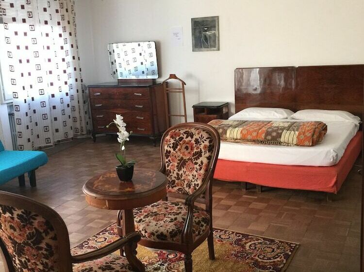 اتاق استاندارد با سرویس بهداشتی مشترک, Ca  Barbaria