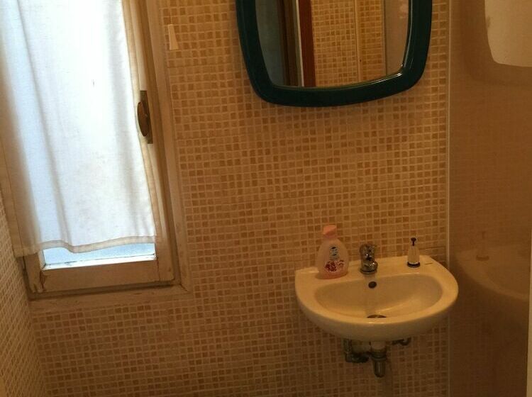 اتاق استاندارد با سرویس بهداشتی مشترک, Ca  Barbaria