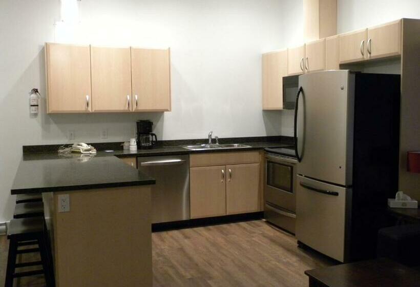 패밀리 스위트, Fireweed Motel