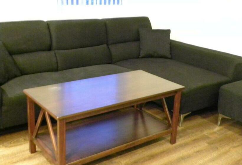 패밀리 스위트, Fireweed Motel