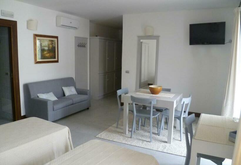 סוויטת ג'וניור עם מרפסת, Albergo Residenziale La Corte