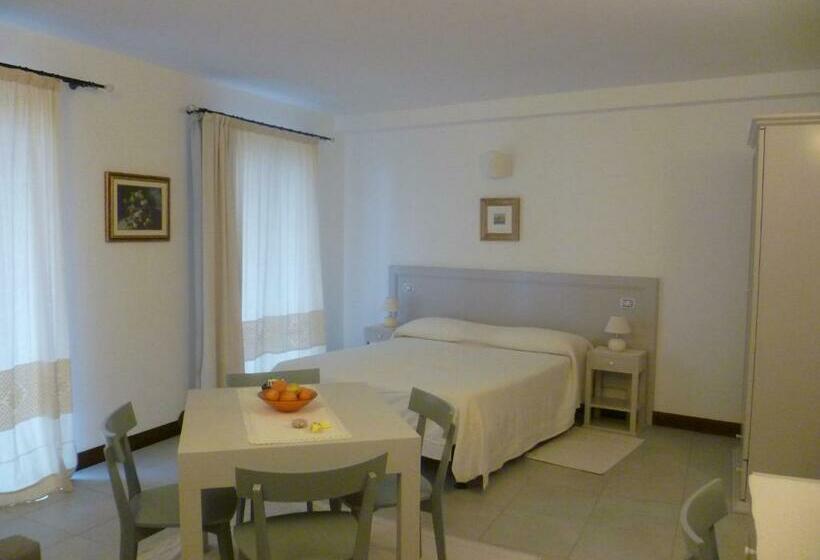 سوییت جونیور با بالکن, Albergo Residenziale La Corte