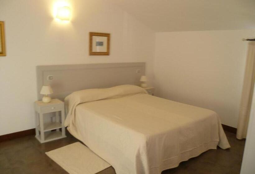 חדר לארבעה סטנדרטי עם מרפסת, Albergo Residenziale La Corte