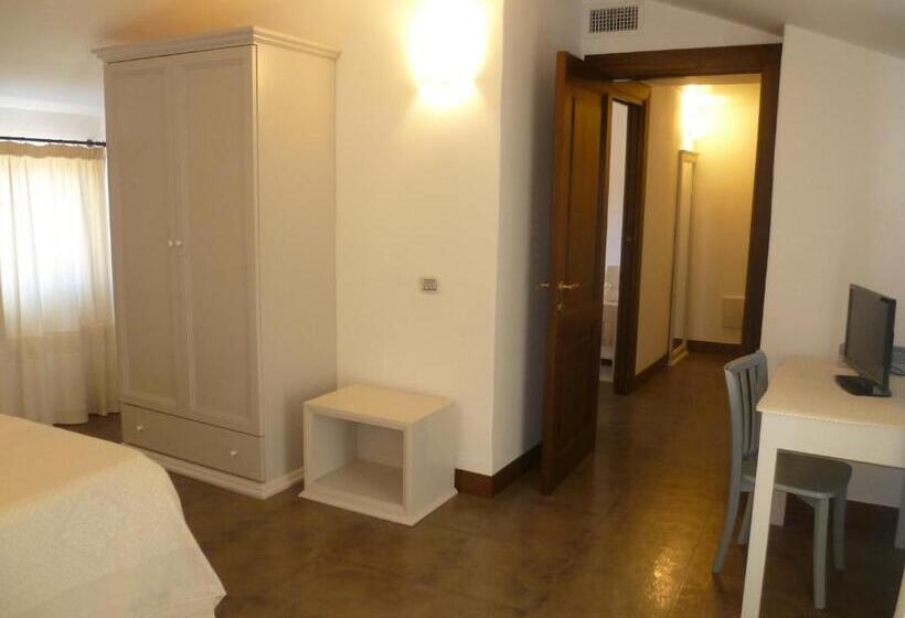 חדר לארבעה סטנדרטי עם מרפסת, Albergo Residenziale La Corte