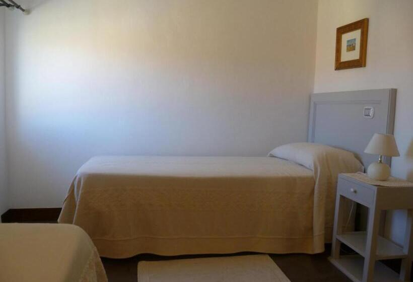 חדר לארבעה סטנדרטי עם מרפסת, Albergo Residenziale La Corte