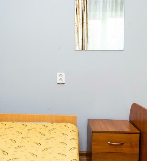 تختخواب در اتاق مشترک, Tahar