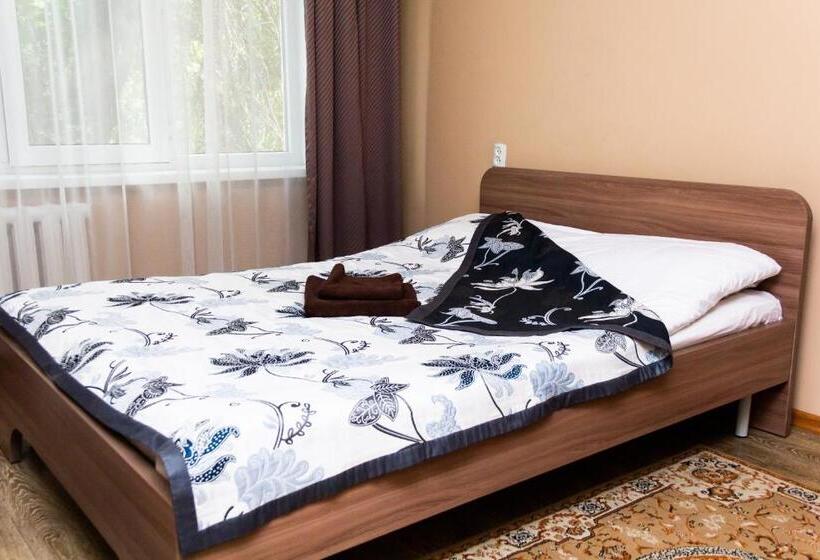 اتاق خانوادگی, Tahar