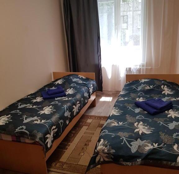 اتاق خانوادگی, Tahar