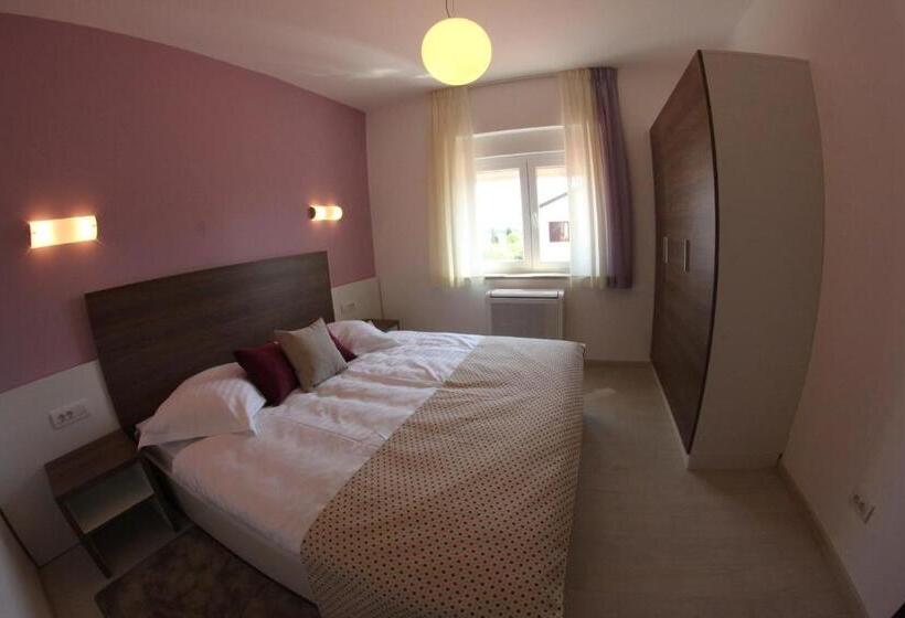 발코니가 있는 2 베드룸 아파트, Villa Badi