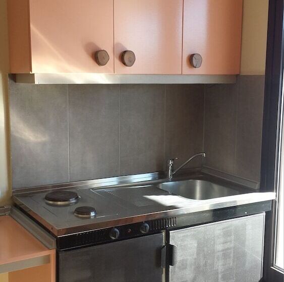 침실 2개 아파트, Takis