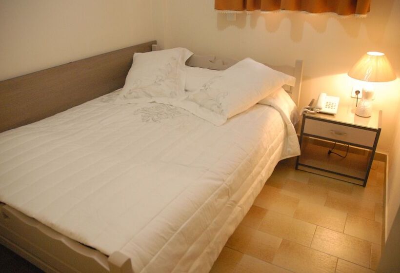 ２ベッドルームアパートメント, Takis