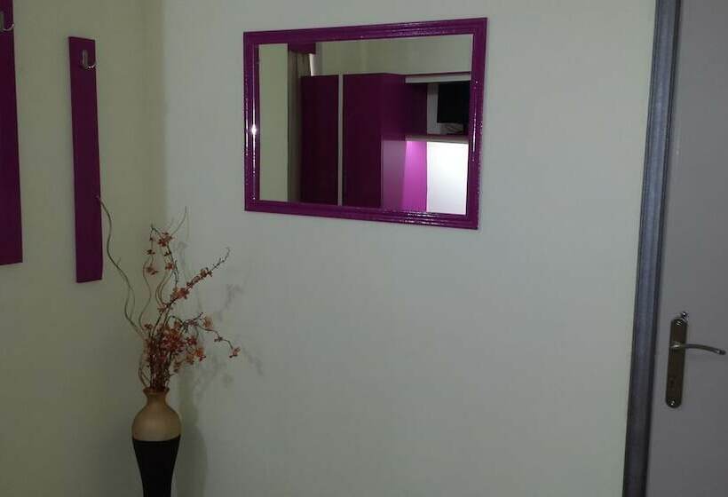 シングルデラックスルーム, Takis