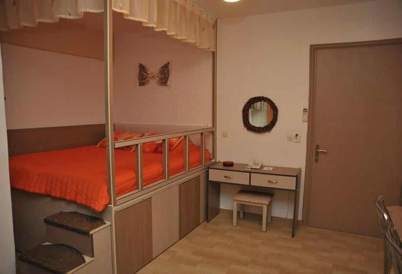 シングルデラックスルーム, Takis