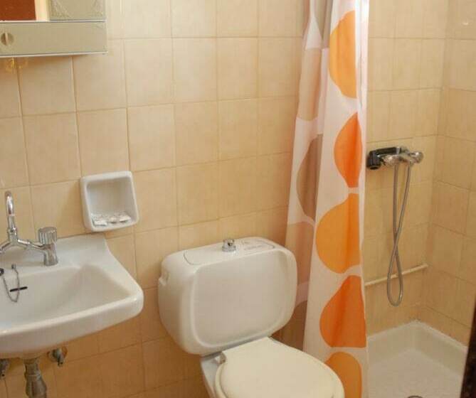 シングルデラックスルーム, Takis