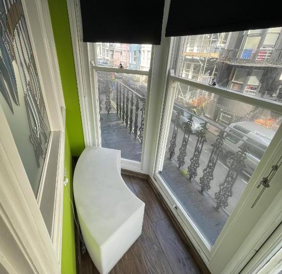 スーペリアールーム, Guest And The City