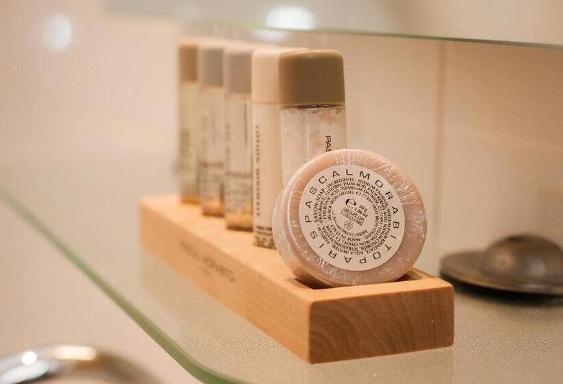 豪华家庭房间, Hand & Flower