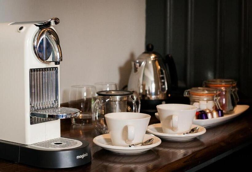 豪华房间, Hand & Flower